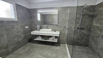 Een douche, handdoeken