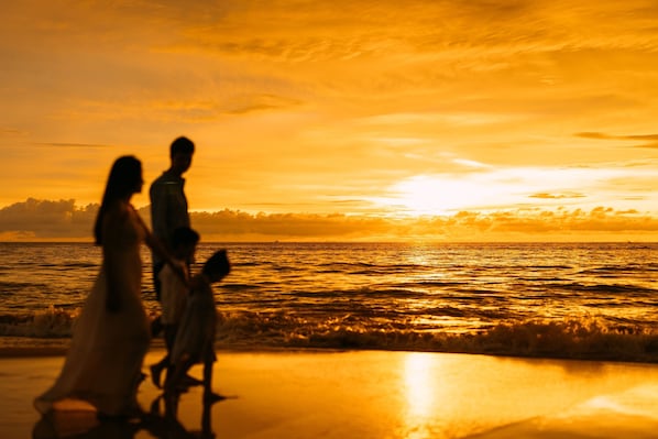 Beach nearby, white sand, beach shuttle, beach towels