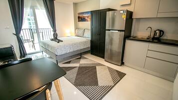 1 間睡房、書桌、熨斗/熨衫板、可攜式嬰兒床