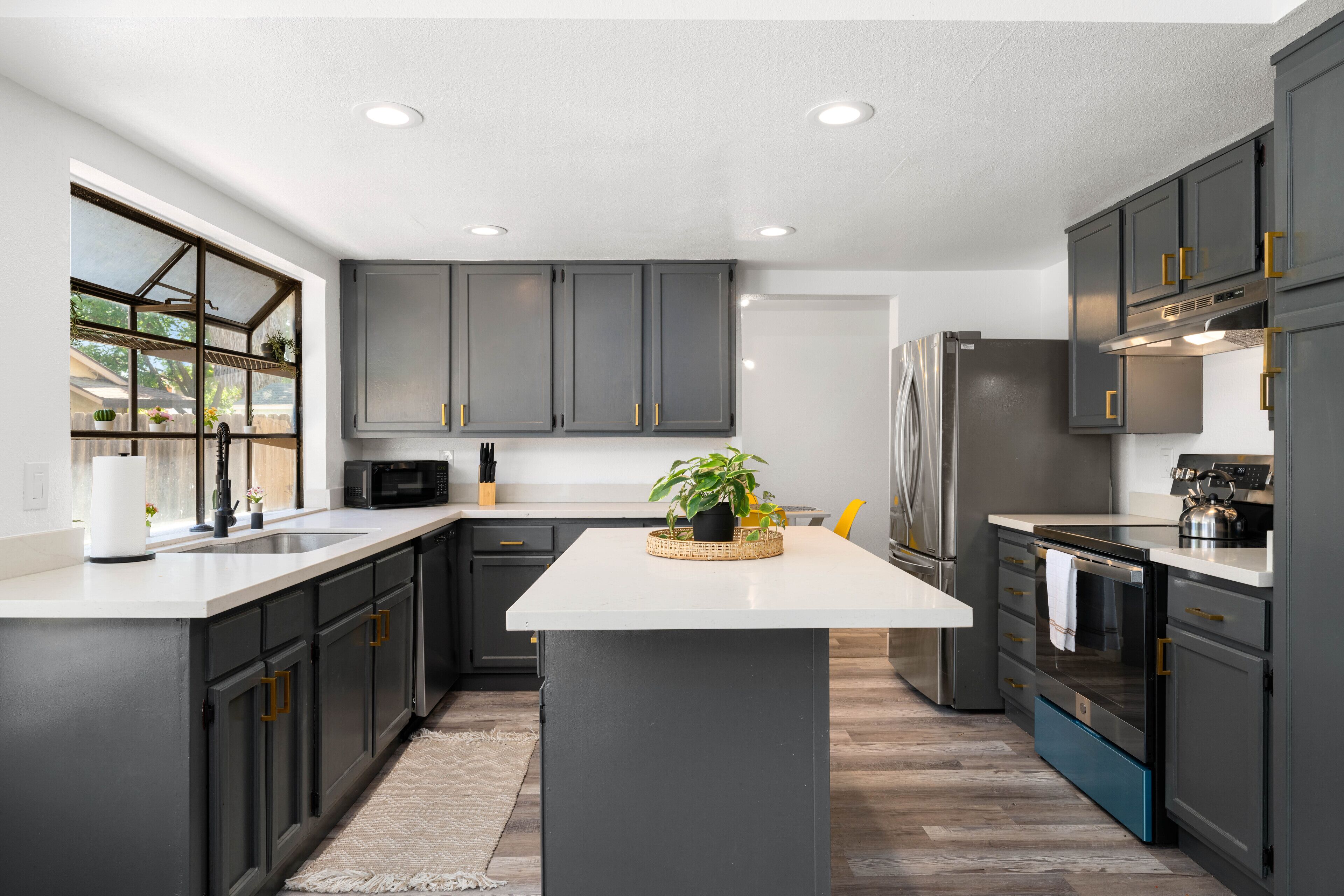 Chic Stylish 5Bed\/3Bath Retreat near Downtown