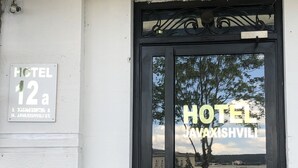 2 soverom, skrivebord, lydisolert og wi-fi (inkludert)