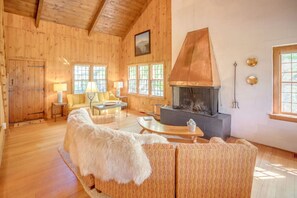 Télévision, cheminée