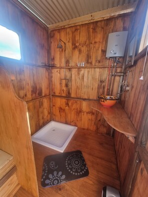 Tienda de campaña romántica, 1 cama Queen size, tina, vista a la montaña | Baño | Tina y regadera independientes y tina profunda 