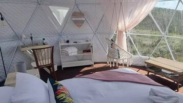 Romantisk telt, 1 queensize-seng, badekar, fjellutsikt | 1 soverom, sengetøy av topp kvalitet og dundyner