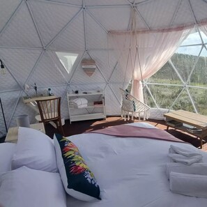 Romantische tent, 1 queensize bed, bad, uitzicht op bergen | 1 slaapkamer, luxe beddengoed, donzen dekbedden, Select Comfort-bedden