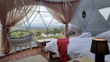 Romantische tent, 1 queensize bed, bad, uitzicht op bergen | 1 slaapkamer, luxe beddengoed, donsdekens, Select Comfort-bedden