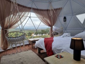Tienda de campaña romántica, 1 cama Queen size, tina, vista a la montaña | 1 habitación, ropa de cama de alta calidad y edredón 