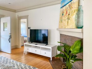 Interior - Prime Los Feliz Craftsman 2/1 Bungalow Home, Big Yard, Dog Friendly,Washer/Dryer (Los Angeles)