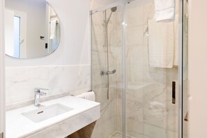 Lorenzo Sepulveda 3C | Badkamer | Een douche, een haardroger, een bidet, handdoeken