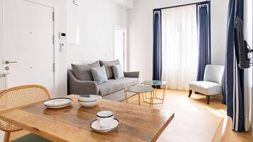 Lorenzo Sepulveda 2B | Living area | Flat-screen TV