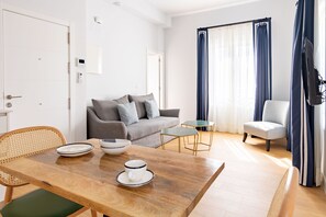 Lorenzo Sepulveda 2B | Living area | Flat-screen TV