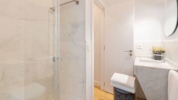 Lorenzo Sepulveda 1B | Bilik Mandi | Pancuran mandi, pengering rambut, bidet, tuala disediakan