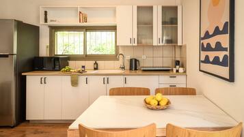 Apartamento | Cozinha privada | Geladeira, micro-ondas, fogão, cooktop