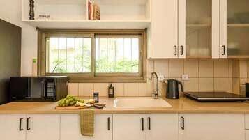 Apartamento | Cozinha privada | Geladeira, micro-ondas, fogão, cooktop