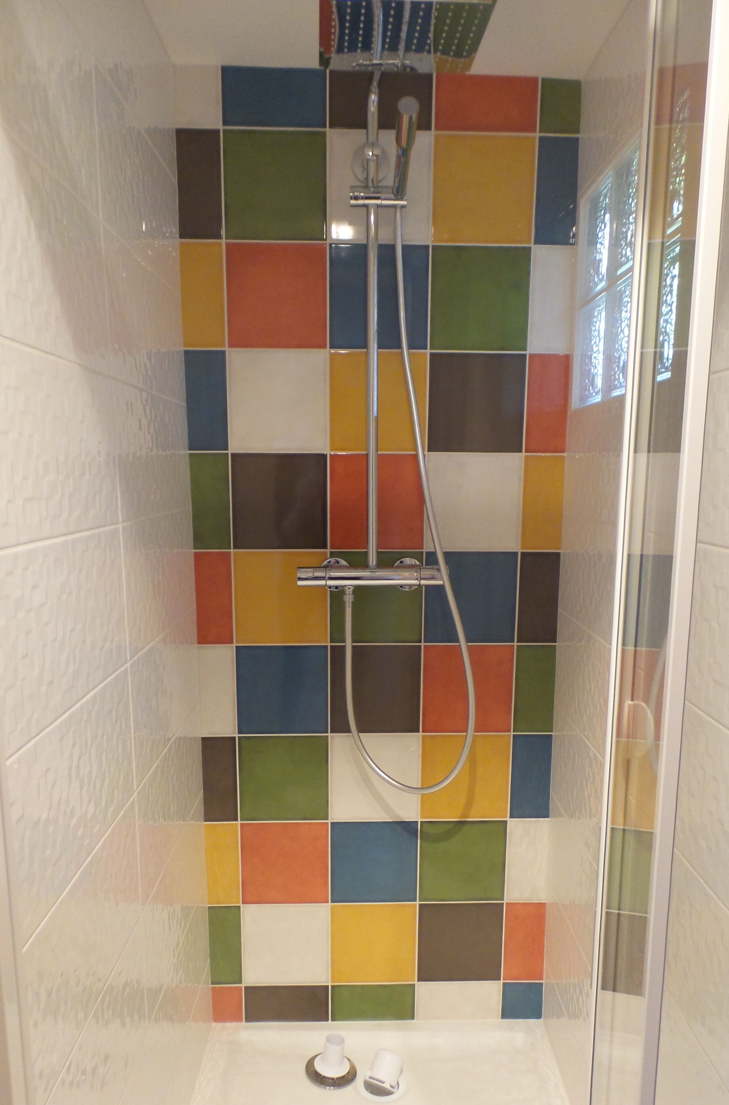 Douche, sèche-cheveux, serviettes fournies, savon