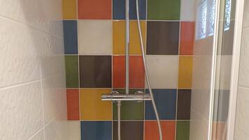 Douche, sĂšche-cheveux, serviettes fournies, savon