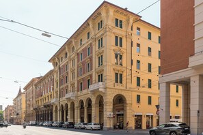 Ein mehrstöckiges Gebäude im klassischen Stil, mit Bogenfenstern und einem zentralen Eingang.