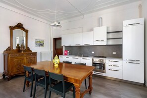 Departamento urbano | Cocina privada | Tetera eléctrica, utensilios de cocina y comedor 