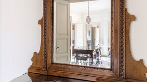 A wooden cabinet with a glass top and a mirror. - Irnerio Apartments by Wonderful Italy (Bologna)