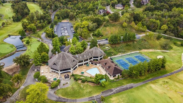 Un parcours de golf doté d’un club-house, d’une piscine et de courts de tennis.