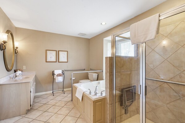 Regadera, tina de hidromasaje, secadora de cabello, toallas 