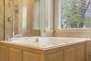 Dusche, Whirlpool, Haartrockner, Handtücher