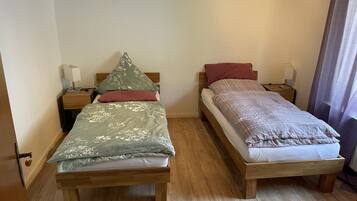 3 slaapkamers, een strijkplank/strijkijzer, reisbedje, gratis wifi