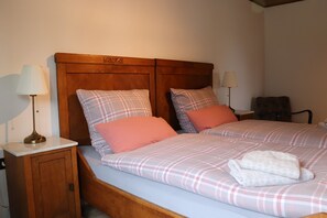 3 bedrooms, iron/ironing board, travel crib, free WiFi