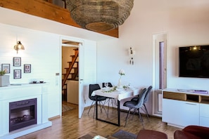 Fernseher, Kamin, Tischtennisplatte