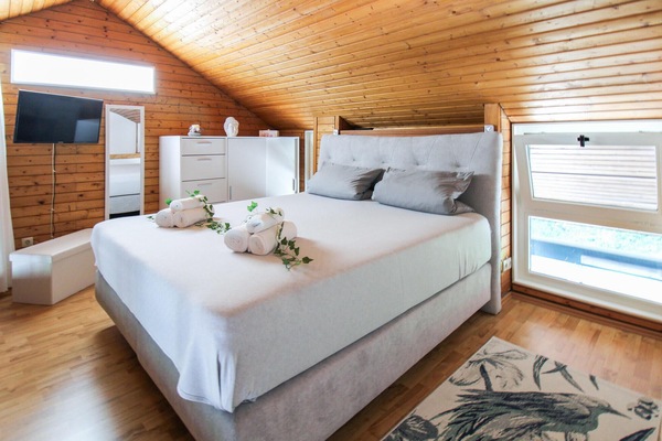 1 quarto, ferros/tábuas de passar roupa, berço de viagem