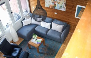 Fernseher, Kamin, Tischtennisplatte