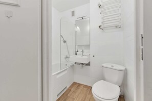 Bathtub, shampoo - Compact Studio | Close to Park, Pet Friendly (Wroclaw)
