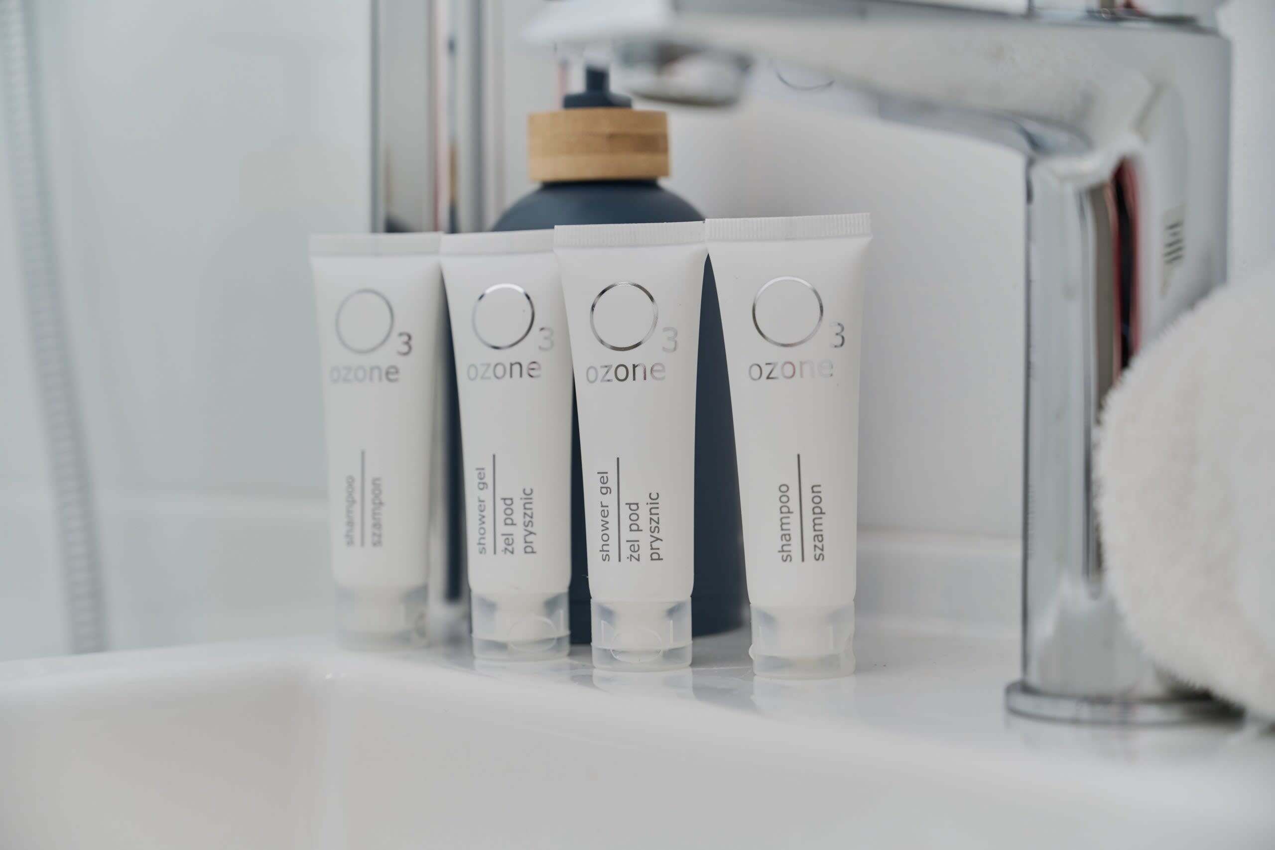 Tres tubos de gel de ducha Ozone sobre una encimera de baño.