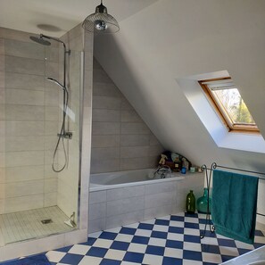 Haartrockner, Handtücher, Seife, Shampoo