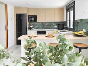 Refrigerador, microondas, parrilla de estufa y cafetera y tetera 