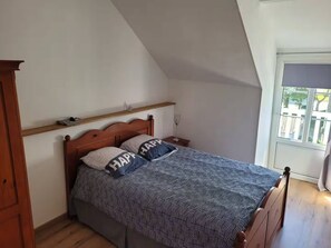 2 chambres, fer et planche à repasser, lit parapluie, accès Internet