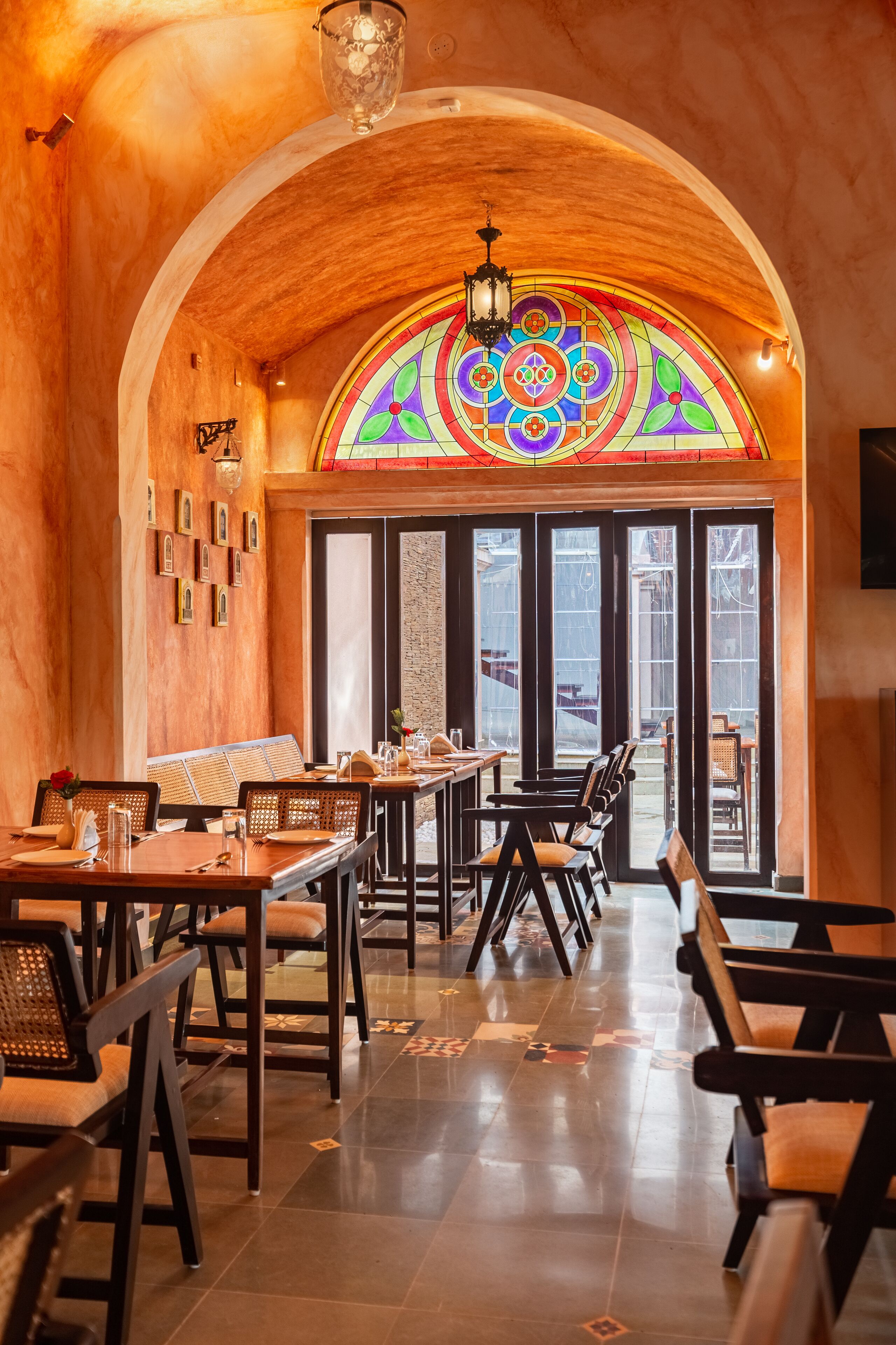 Un comedor con un amplio arco, un vitral y vistas al exterior.