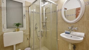 Perlengkapan mandi gratis, sabun, sampo, dan tisu toilet
