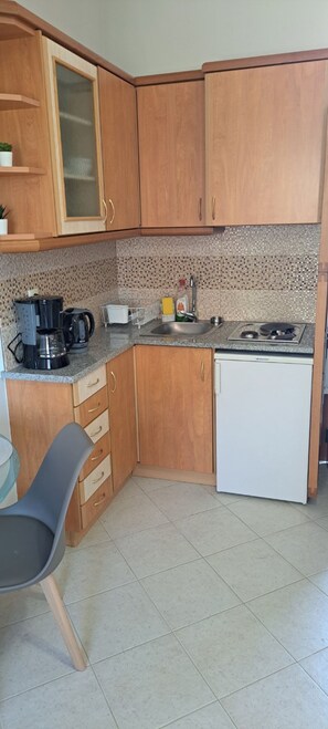 Jääkaappi, liesi, kahvin-/teenkeitin, vedenkeitin