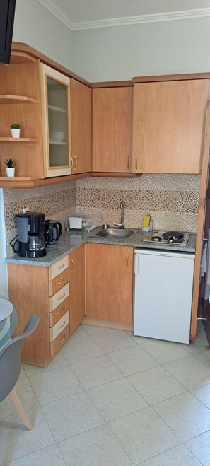 Fridge, stovetop, coffee/tea maker, electric kettle - Marillia Apartment (Stavros)