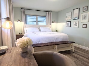 3 室のベッドルーム、デスク、ノートパソコン用作業スペース、アイロン / アイロン台