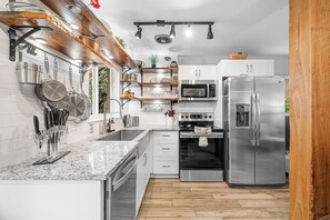 Refrigerador, microondas, horno y parrilla de estufa 