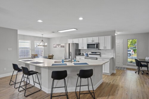 Bright and Comfy one story home 3BR 2BA, centrally located in West Mckinney