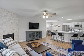 Smart TV, chimenea, videojuegos y tenis de mesa 