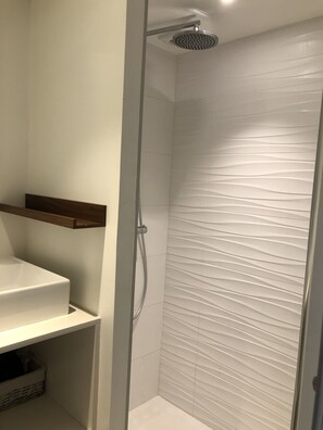 Shower, hair dryer, soap, toilet paper - Maison de Pêcheurs Rénovée au Coeur du Village (Wissant)