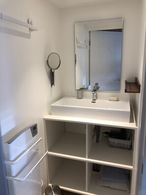 Douche, sèche-cheveux, savon, papier toilette