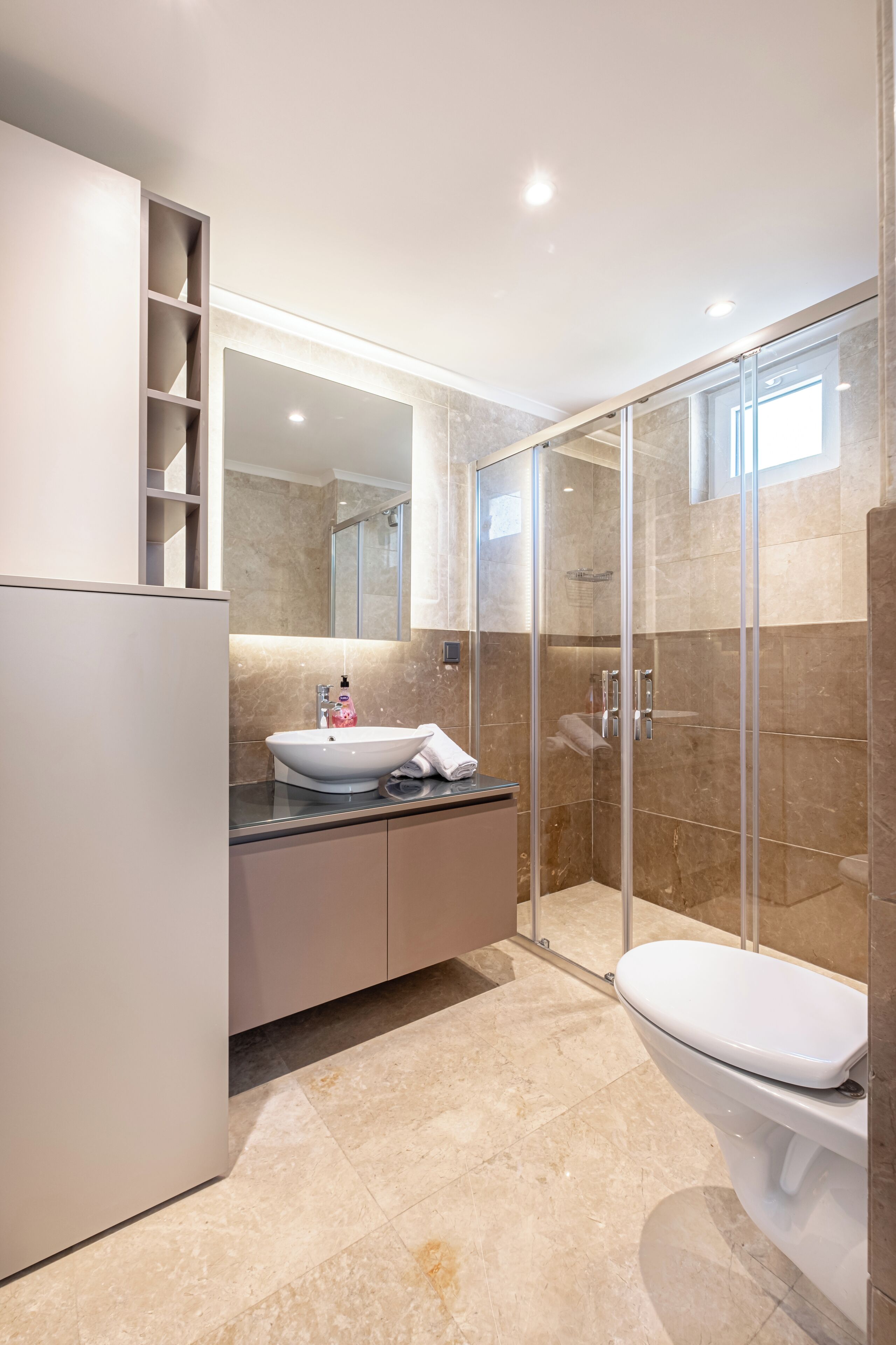 Comfort Apartment, 2 Bedrooms | Bathroom | Hair dryer, towels, toilet paper