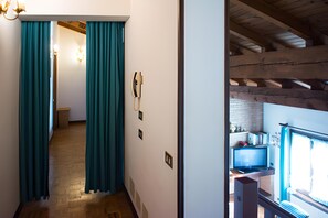 Interior - 15 km from Maranello Villa Ferrari, sleeps 11, fireplace, billiards and foosball table (Serramazzoni)