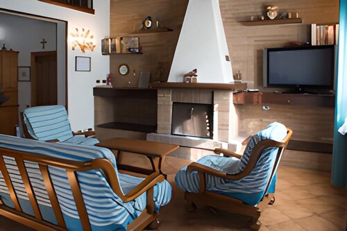 15 km from Maranello Villa Ferrari, sleeps 11, fireplace, billiards and foosball table