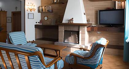 15 km from Maranello Villa Ferrari, sleeps 11, fireplace, billiards and foosball table